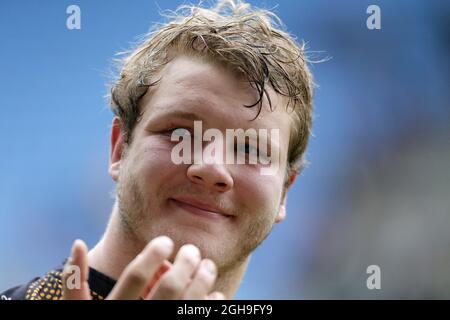 Bedrängnis für Joe Launchbury wegen Wesps bei seiner Rückkehr nach einer sechsmonatigen Verletzungsklage während des Aviva Premiership-Spiels zwischen Wesps und Leicester Tigers in der Ricoh Arena, Coventry, Großbritannien, am 9. Mai 2015. Malcolm Couzens Stockfoto