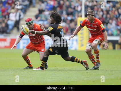 Marcos Atyerza (links) und Brad Thorn von Leicester sehen zu, wie Ashley Johnson während des Aviva Premiership-Spiels zwischen Wesps und Leicester Tigers in der Ricoh Arena, Coventry, Großbritannien, am 9. Mai 2015 seinen Tod bekommt. Malcolm Couzens Stockfoto