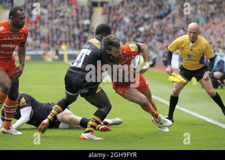 Niall Morris von Tigers streift an Christian Wade of Wesps vorbei, um am 9. Mai 2015 beim Premiership-Spiel von Aviva zwischen Wesps und Leicester Tigers in der Ricoh Arena, Coventry, Großbritannien, den ersten Versuch des Spiels zu erzielen. Malcolm Couzens Stockfoto