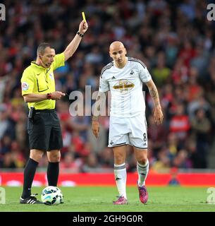 Jonjo Shelvey von Swansea wird während des Barclays Premier League-Spiels zwischen Arsenal und Swansea City am 11. Mai 2015 im Emirates Stadium in England gebucht. Stockfoto