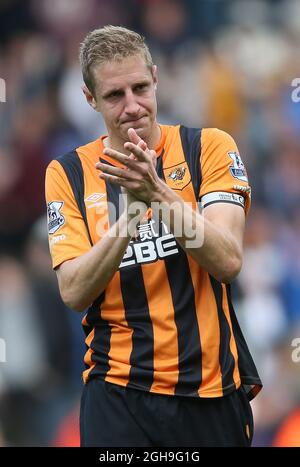 Michael Dawson von Hull City wurde am 24. Mai 2015 beim Barclays Premier League-Spiel zwischen Hull City und Manchester United im KC Stadium, Hull, niedergeschlagen. Picture: Simon Bellis. Stockfoto