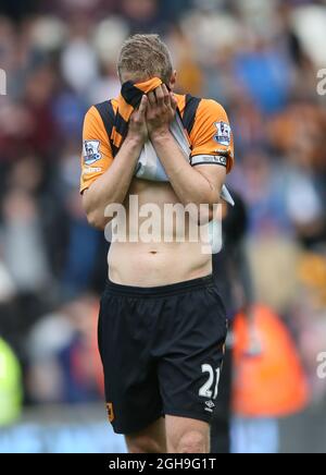 Michael Dawson von Hull City wurde am 24. Mai 2015 beim Barclays Premier League-Spiel zwischen Hull City und Manchester United im KC Stadium, Hull, niedergeschlagen. Picture: Simon Bellis. Stockfoto