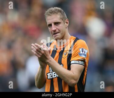 Michael Dawson von Hull City wurde am 24. Mai 2015 beim Barclays Premier League-Spiel zwischen Hull City und Manchester United im KC Stadium, Hull, niedergeschlagen. Picture: Simon Bellis. Stockfoto