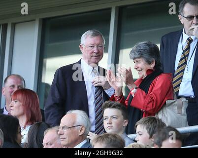 Sir Alex Ferguson wartet darauf, seinen Platz in der Tribüne zu nehmen, während eine begeisterte Dame beim Barclays Premier League-Spiel zwischen Hull City und Manchester United am 24. Mai 2015 im KC Stadium, Hull, klatscht. Picture: Simon Bellis. Stockfoto