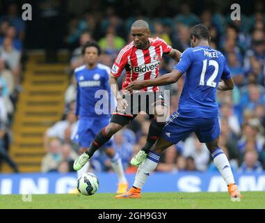 Chelsea's John Mikel Obi tünchelt mit Jermain Defoe von Sunderland während des Barclays Premier League-Spiels zwischen Chelsea und Sunderland an der Stamford Bridge, London, am 24. Mai 2015. Bild: David Klein. Stockfoto