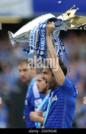 Cesc Fabregas von Chelsea feiert die Trophäe während des Spiels der Barclays Premier League zwischen Chelsea und Sunderland an der Stamford Bridge, London, am 24. Mai 2015. Bild: David Klein. Stockfoto