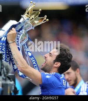 Cesc Fabregas von Chelsea feiert die Trophäe während des Spiels der Barclays Premier League zwischen Chelsea und Sunderland an der Stamford Bridge, London, am 24. Mai 2015. Bild: David Klein. Stockfoto