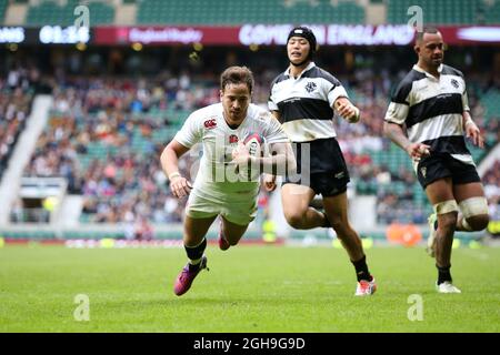 Englands Danny Cipriani (Sale Sharks) erzielte seinen zweiten Versuch - Rugby Union - England XV gegen Barbaren - Twickenham Stadium - London - 31052015 Stockfoto