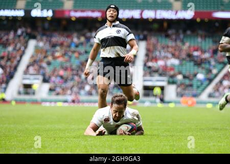 Englands Danny Cipriani (Sale Sharks) erzielte seinen zweiten Versuch - Rugby Union - England XV gegen Barbaren - Twickenham Stadium - London - 31052015 Stockfoto