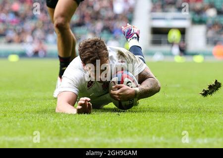 Englands Danny Cipriani (Sale Sharks) erzielte seinen zweiten Versuch - Rugby Union - England XV gegen Barbaren - Twickenham Stadium - London - 31052015 Stockfoto