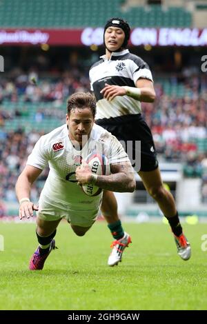 Englands Danny Cipriani (Sale Sharks) erzielte seinen zweiten Versuch - Rugby Union - England XV gegen Barbaren - Twickenham Stadium - London - 31052015 Stockfoto