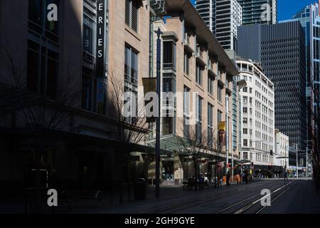 Sydney, Australien. Montag, 6. September 2021. Das zentrale Geschäftsviertel von Sydney sieht sehr verlassen aus, da die Sperre in Sydney aufgrund der Delta-Sorte von COVID-19 fortgesetzt wird.George Street, Sydney. Quelle: Paul Lovelace/Alamy Live News Stockfoto