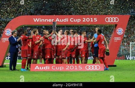 Bild #: 38604439 5. August 2015 - München, Vereinigtes Königreich - Bayern München Team posiert mit dem Audi Cup..Audi Cup 2015 - Bayern München vs Real Madrid - Allianz Arena- München -Deutschland - 5. August 2015 Stockfoto