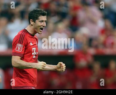 Bild #: 38604277 4. August 2015 - München, Vereinigtes Königreich - Bayern der Münchner Robert Lewandowski feiert das dritte Tor seiner Mannschaft Audi Cup - Bayern München gegen AC Mailand - Allianz Arena- München -Deutschland - 4. August 2015 Stockfoto