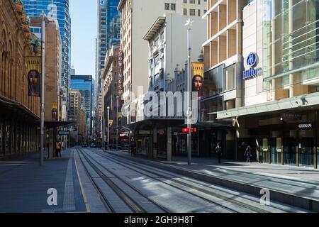 Sydney, Australien. Montag, 6. September 2021. Das zentrale Geschäftsviertel von Sydney sieht sehr verlassen aus, da die Sperre in Sydney aufgrund der Delta-Sorte von COVID-19 fortgesetzt wird.George Street, Sydney. Quelle: Paul Lovelace/Alamy Live News Stockfoto