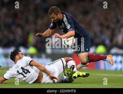 Bild #: 39444470 Sept. 7, 2015 - Glasgow, Vereinigtes Königreich - Emre Can von Deutschland tackles Shaun Maloney von Schottland - European Qualifier - Schottland gegen Deutschland - Hampden Park Stadium - Glasgow - Schottland - 7. September 2015 - Simon Bellis Stockfoto