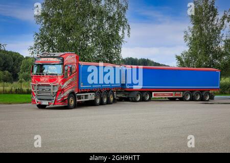 Neuer, wunderschön angepasster Getreidewagen Volvo FH16 mit Trichteranhänger, der auf dem Asphalthof des Getreidespeichers Pernio geparkt ist. Salo, Finnland. 29. August 2021. Stockfoto