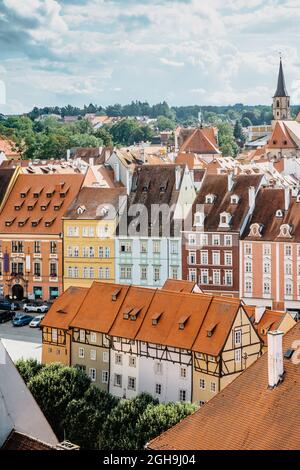 Cheb, Tschechische Republik. Stadt in Westböhmen am Fluss Ohre.Luftpanoramik auf den Marktplatz mit bunten gotischen Häusern aus dem 13. Jahrhundert. Stockfoto