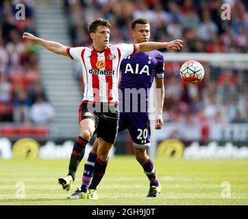 Image #: 39445732 Sept. 13, 2015 - Sunderland, Vereinigtes Königreich - Billy Jones von Sunderland kommt an DELE Alli von Tottenham vorbei - English Premier League - Sunderland gegen Tottenham - Stadium of Light - Sunderland - England - 13. September 2015 - Simon Bellis Stockfoto