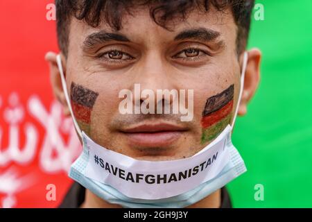 Brüssel, Belgien - 18. August. 2021. Einige hundert Menschen versammelten sich vor dem Hauptquartier der Europäischen Kommission, um gegen die aktuelle Situation in Afghanistan zu protestieren. Stockfoto