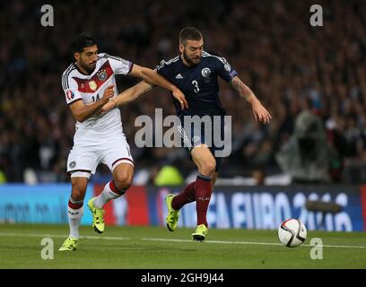 Bild #: 39444994 Sept. 7, 2015 - Glasgow, Vereinigtes Königreich - Emre Can von Deutschland tusles mit Charlie Mulgrew von Schottland - European Qualifier - Schottland gegen Deutschland - Hampden Park Stadium - Glasgow - Schottland - 7. September 2015 - Simon Bellis Stockfoto