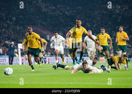 Bild #: 39899227 3. Oktober 2015 - London, Vereinigtes Königreich - Englands Owen Farrell verliert eine Jagd nach dem Ball zu Australiens Kurtley Beale - Rugby World Cup 2015 - Pool A - England gegen Australien - Twickenham Stadium - London- England - 3. Oktober 2015 Stockfoto