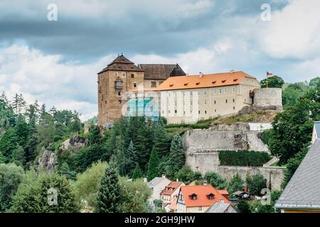 Gotische mittelalterliche Burg, Renaissance-Palast und Barockschloss Becov nad Teplou mit Reliquie des heiligen Maurus, Tschechische Republik.Burg setzt über dem Tal Stockfoto