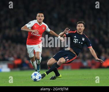 Bild #: 40246099 20. Oktober 2015 - London, Vereinigtes Königreich - Arsenals Alexis Sanchez tusles with Bayern Munich's Xabi Alonso..Champions League Gruppenspiel - Arsenal vs Bayern München - Emirates Stadium - England - 20. Oktober 2015. Stockfoto