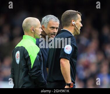 Bild #: 40483996 24. Oktober 2015 - London, Vereinigtes Königreich - Chelsea's Jose MourInhos hat Worte mit den Beamten ..Barclays Premier League - West Ham United vs Chelsea - Upton Park - England - 24. Oktober 2015. Stockfoto