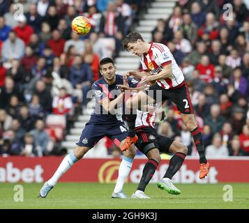 Image #: 40484509 Oct 25, 2015 - Sunderland, Vereinigtes Königreich - Billy Jones von Sunderland räumt auf, als Aleksander Mitrovic von Newcastle United versucht, Chaos zu stiften - English Premier League - Sunderland vs Newcastle Utd - Stadium of Light - Sunderland - England - 25. Oktober 2015. Stockfoto