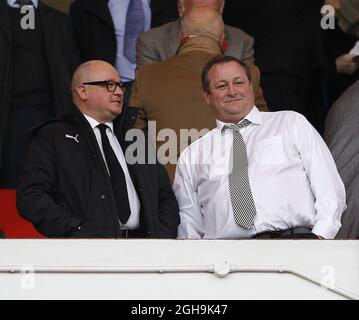 Bild #: 40484635 25. Oktober 2015 - Sunderland, Großbritannien - Lee Charnley, Geschäftsführer und Eigentümer von Newcastle United, Mike Ashley (R) - English Premier League - Sunderland vs Newcastle Utd - Stadium of Light - Sunderland - England - 25. Oktober 2015. Stockfoto