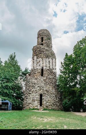 Wendeltreppe verdreht sich auf die Spitze des steinernen Aussichtsturms in Krasno, Tschechien.einzigartige Architektur, Wendeltreppe um den Turm angeordnet Stockfoto