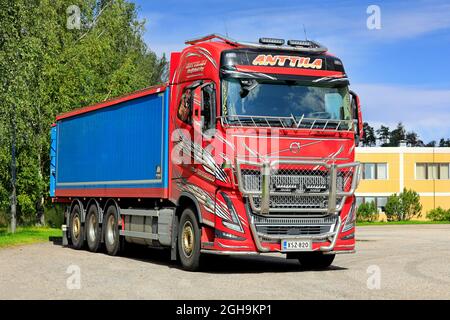 Neuer, wunderschön angepasster Getreidewagen Volvo FH16 mit Trichteranhänger, der auf dem Asphalthof des Getreidespeichers Pernio geparkt ist. Salo, Finnland. 29. August 2021. Stockfoto