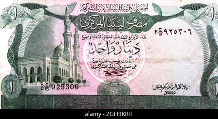 Ein großes Fragment der Rückseite von 1 eine libysche Dinar-Banknote, die von der libyschen Zentralbank im Wert von 1981 Euro mit dem Bild der Moschee von Mawlai Muhammad ausgegeben wurde, Stockfoto