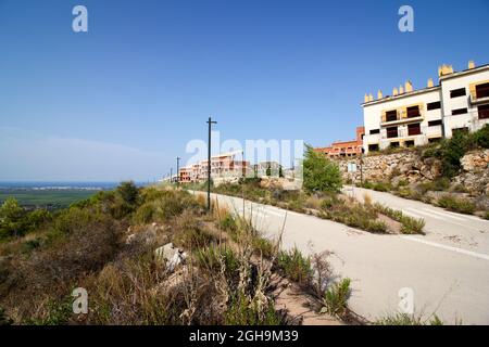 Verlassene Häuser am Rande einer ganzen Geisterstadt in Spanien (Verlorener Ort) Stockfoto