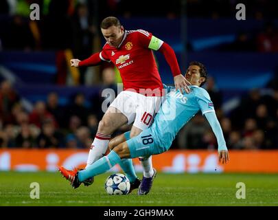 Bild #: 41143873. November 25 2015 - Manchester, Vereinigtes Königreich - Wayne Rooney von Manchester United wird von Andres bewacht über den PSV Eindhoven - UEFA Champions League Gruppe B - Manchester Utd vs PSV Eindhoven - Old Trafford Stadium - Manchester - England - 25. November 2015 - Pic Simon BellisCSM Stockfoto