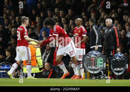 Bild #: 41143753. Nov. 2015, 25 - Manchester, Vereinigtes Königreich - Mauroane Fellaini aus Manchester United ersetzt Bastian Schweinsteiger aus Manchester United - UEFA Champions League Gruppe B - Manchester Utd vs PSV Eindhoven - Old Trafford Stadium - Manchester - England - 25. November 2015 - Pic Simon BellisCSM Stockfoto