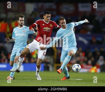 Bild #: 41143747. November 25 2015 - Manchester, Vereinigtes Königreich - Chris Smalling von Manchester United tackt gegen Luuk de Jong vom PSV Eindhoven - UEFA Champions League Gruppe B - Manchester Utd gegen PSV Eindhoven - Old Trafford Stadium - Manchester - England - 25. November 2015 - Pic Simon BellisCSM Stockfoto