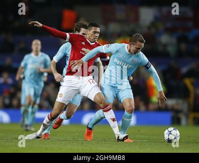 Bild #: 41143738. November 25 2015 - Manchester, Vereinigtes Königreich - Chris Smalling von Manchester United tackt gegen Luuk de Jong vom PSV Eindhoven - UEFA Champions League Gruppe B - Manchester Utd gegen PSV Eindhoven - Old Trafford Stadium - Manchester - England - 25. November 2015 - Pic Simon BellisCSM Stockfoto