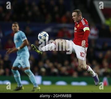 Bild #: 41143882. Nov. 25 2015 - Manchester, Vereinigtes Königreich - Wayne Rooney von Manchester United springt hoch, um den Ball zu sammeln - UEFA Champions League Gruppe B - Manchester Utd vs PSV Eindhoven - Old Trafford Stadium - Manchester - England - 25. November 2015 - Pic Simon BellisCSM Stockfoto