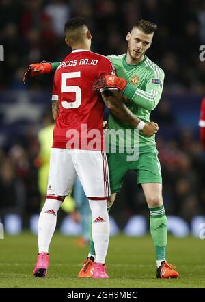 Bild #: 41143894. Nov. 25 2015 - Manchester, Vereinigtes Königreich - David De Gea aus Manchester United umarmt Marcos Rojo aus Manchester United - UEFA Champions League Gruppe B - Manchester Utd vs PSV Eindhoven - Old Trafford Stadium - Manchester - England - 25. November 2015 - Pic Simon BellisCSM Stockfoto