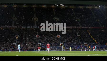 Bild #: 41143801 25. November 2015 - Manchester, Vereinigtes Königreich - Fans halten ihre Handys in der siebten Minute zum 10. Todestag von George Best hoch - UEFA Champions League Gruppe B - Manchester Utd vs PSV Eindhoven - Old Trafford Stadium - Manchester - England - 25. November 2015 - Pic Simon BellisCSM Stockfoto