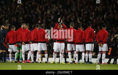 Bild #: 41143780 25. November 2015 - Manchester, Vereinigtes Königreich - Bastian Schweinsteiger aus Manchester United applaudiert den Fans in einem Line-up - UEFA Champions League Gruppe B - Manchester Utd vs PSV Eindhoven - Old Trafford Stadium - Manchester - England - 25. November 2015 - Pic Simon BellisCSM Stockfoto