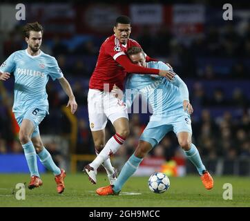 Bild #: 41143849. November 25 2015 - Manchester, Vereinigtes Königreich - Chris Smalling von Manchester United tackt gegen Luuk de Jong vom PSV Eindhoven - UEFA Champions League Gruppe B - Manchester Utd gegen PSV Eindhoven - Old Trafford Stadium - Manchester - England - 25. November 2015 - Pic Simon BellisCSM Stockfoto