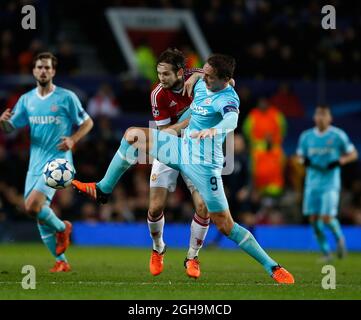 Bild #: 41143933. November 25 2015 - Manchester, Vereinigtes Königreich - Luuk de Jong vom PSV Eindhoven gegen Daley Blind von Manchester United - UEFA Champions League Gruppe B - Manchester Utd gegen PSV Eindhoven - Old Trafford Stadium - Manchester - England - 25. November 2015 - Pic Simon BellisCSM Stockfoto
