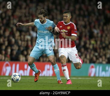 Bild #: 41143936. Nov. 25 2015 - Manchester, Vereinigtes Königreich - Davy Propper des PSV Eindhoven mit Marcos Rojo von Manchester United - UEFA Champions League Gruppe B - Manchester Utd vs PSV Eindhoven - Old Trafford Stadium - Manchester - England - 25. November 2015 - Pic Simon BellisCSM Stockfoto