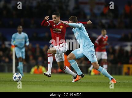 Bild #: 41143786. November 25 2015 - Manchester, Vereinigtes Königreich - Chris Smalling von Manchester United tackt gegen Luuk de Jong vom PSV Eindhoven - UEFA Champions League Gruppe B - Manchester Utd gegen PSV Eindhoven - Old Trafford Stadium - Manchester - England - 25. November 2015 - Pic Simon BellisCSM Stockfoto