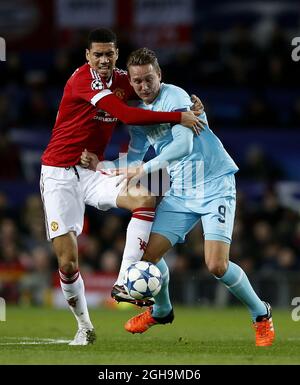 Bild #: 41143828 25. November 2015 - Manchester, Großbritannien - Chris Smalling von Manchester United kommt mit Luuk de Jong vom PSV Eindhoven in den Griff - UEFA Champions League Gruppe B - Manchester Utd vs PSV Eindhoven - Old Trafford Stadium - Manchester - England - 25. November 2015 - Pic Simon BellisCSM Stockfoto