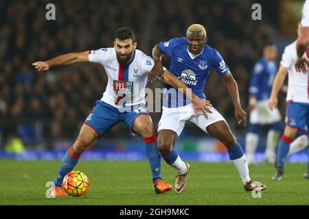 Bild #: 41384178 Dec. 7, 2015 - Liverpool, Vereinigtes Königreich - Mile Jedinak von Crystal Palace kämpft gegen Arouna Kone von Everton - Everton gegen Crystal Palace - Barclays Premier League - Goodison Park - Liverpool - 07122015 Philip Oldham Stockfoto