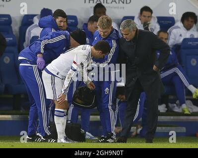 Bild #: 41480766 Dec 14, 2015 - Leicester, Vereinigtes Königreich - Jose Mouringo Manager von Chelsea überprüft Eden Hazard of Chelsea - English Premier League - Leicester City vs Chelsea - King Power Stadium - Leicester - England - 14. Dezember 2015 - Bild Simon Bellis. Stockfoto